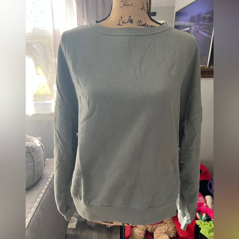 BNWT GAP crewneck sweatshirt